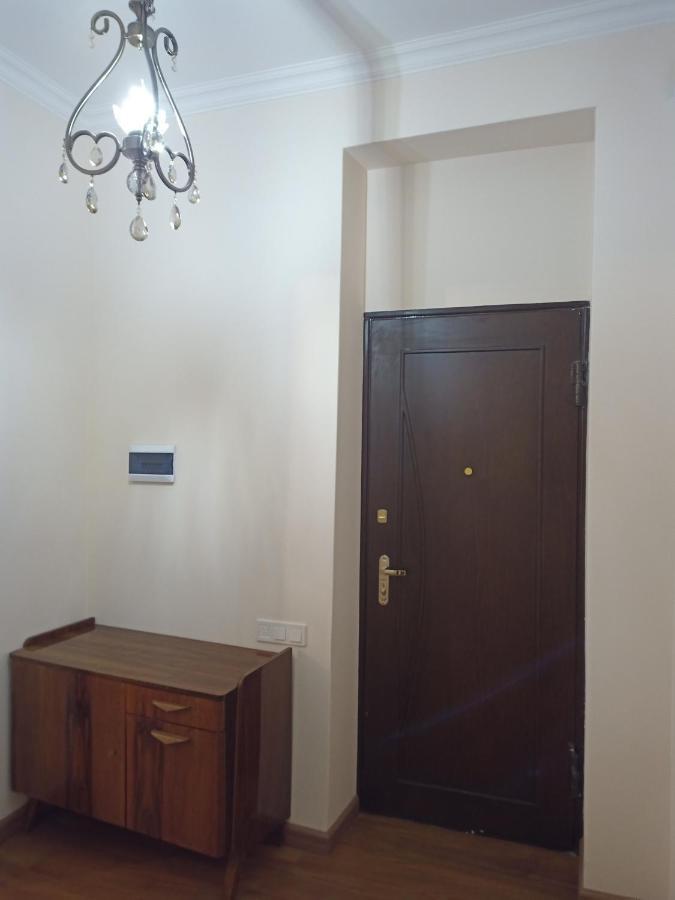 Spacious One Bedroom Apartment In The City Centre 耶烈万 外观 照片