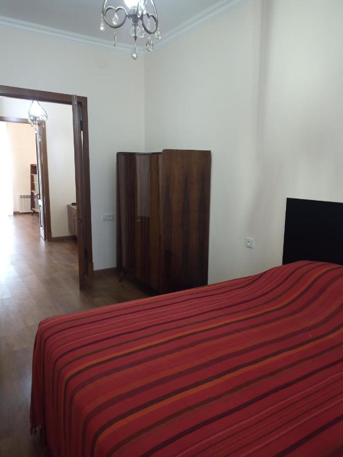 Spacious One Bedroom Apartment In The City Centre 耶烈万 外观 照片