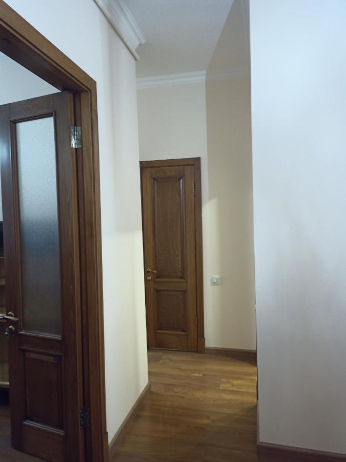 Spacious One Bedroom Apartment In The City Centre 耶烈万 外观 照片