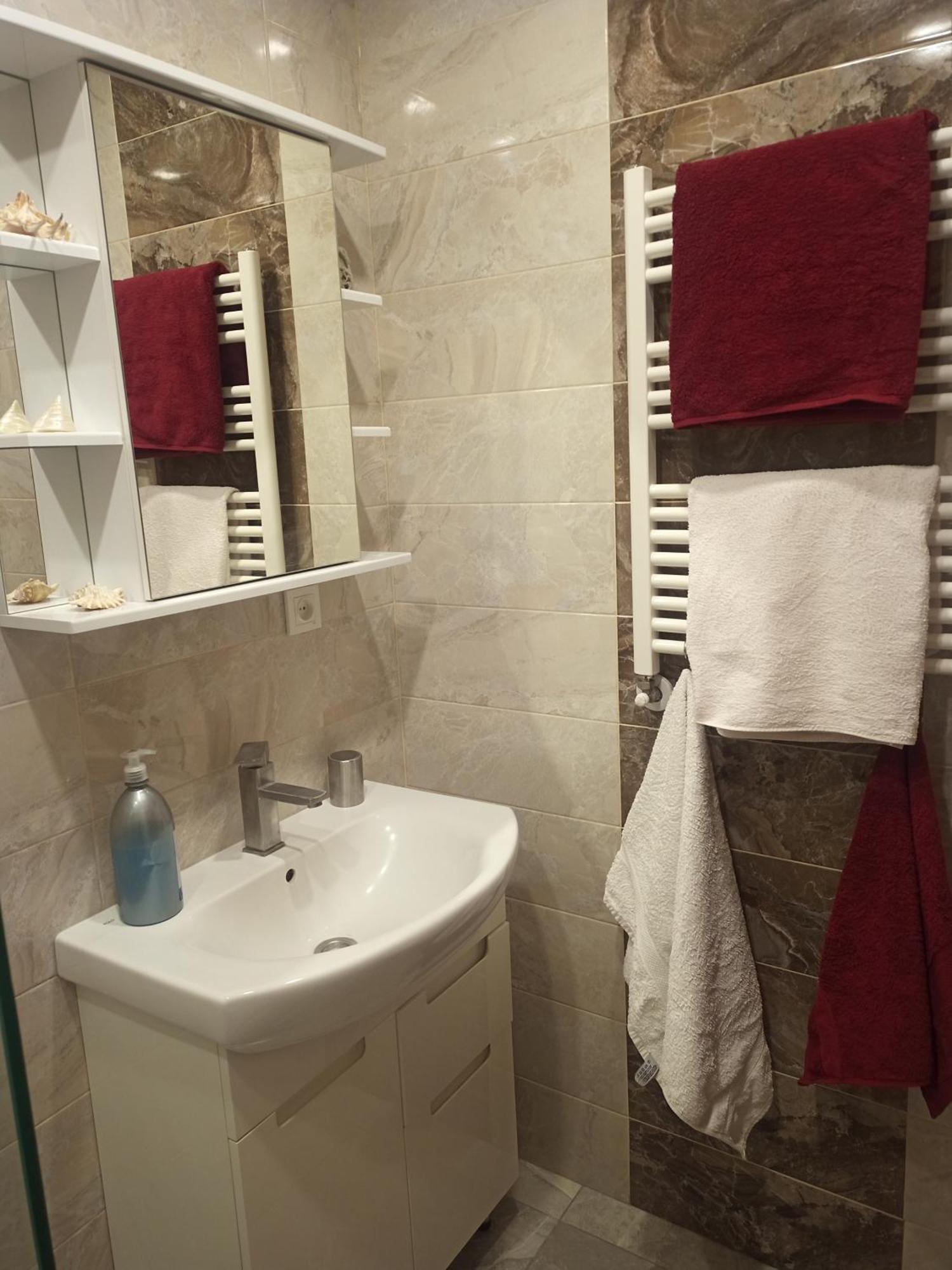 Spacious One Bedroom Apartment In The City Centre 耶烈万 外观 照片